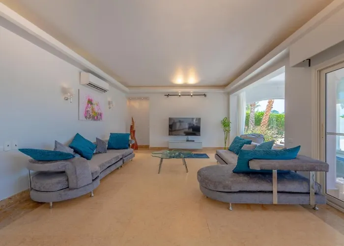 White Villa 4 Bedrooms & Private Heated Pool, Jacuzzi & Lagoon Views In Phase 4, El Gouna فيلة الغردقة