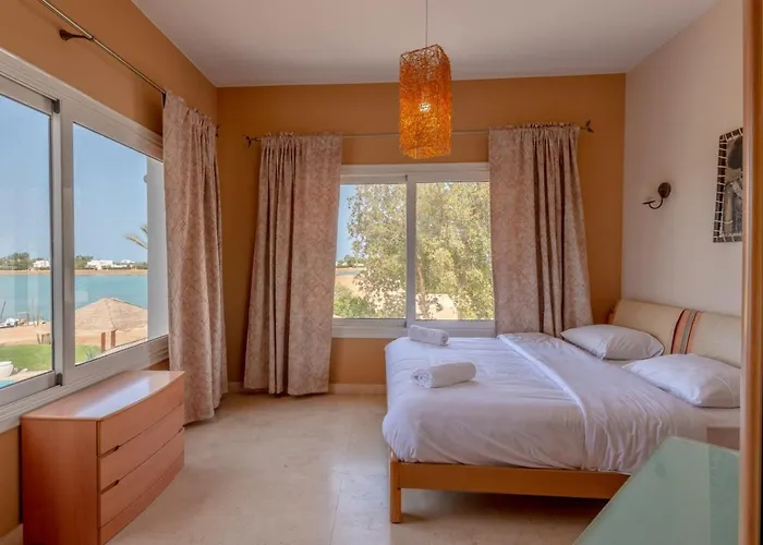 فيلة White Villa 4 Bedrooms & Private Heated Pool, Jacuzzi & Lagoon Views In Phase 4, El Gouna الغردقة