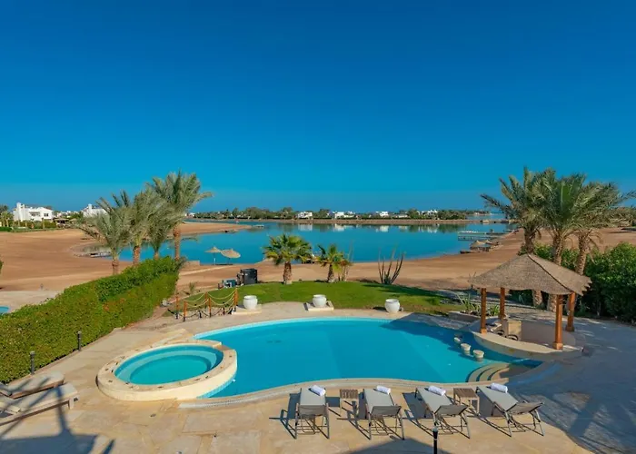White Villa 4 Bedrooms & Private Heated Pool, Jacuzzi & Lagoon Views In Phase 4, El Gouna *