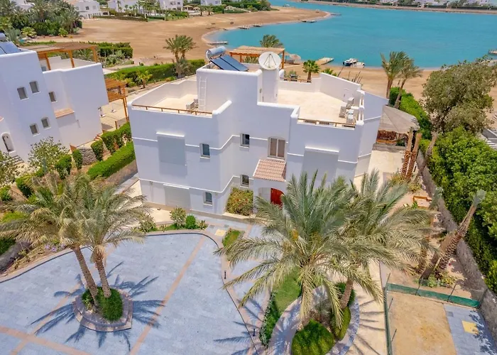 White Villa 4 Bedrooms & Private Heated Pool, Jacuzzi & Lagoon Views In Phase 4, El Gouna *