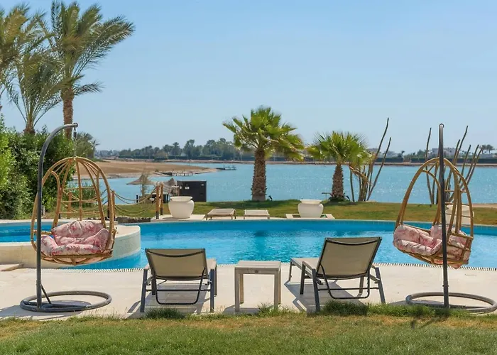 White Villa 4 Bedrooms & Private Heated Pool, Jacuzzi & Lagoon Views In Phase 4, El Gouna فيلة *