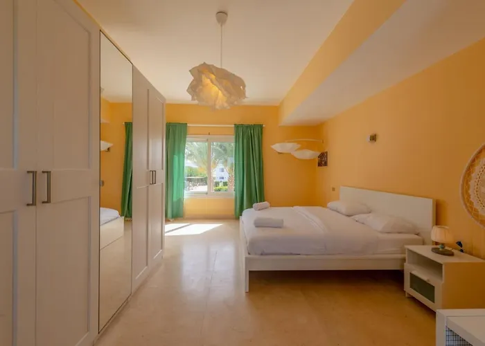 White Villa 4 Bedrooms & Private Heated Pool, Jacuzzi & Lagoon Views In Phase 4, El Gouna فيلة *