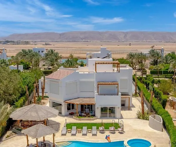 فيلة White Villa 4 Bedrooms & Private Heated Pool, Jacuzzi & Lagoon Views In Phase 4, El Gouna الغردقة