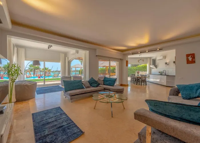 White Villa 4 Bedrooms & Private Heated Pool, Jacuzzi & Lagoon Views In Phase 4, El Gouna فيلة *